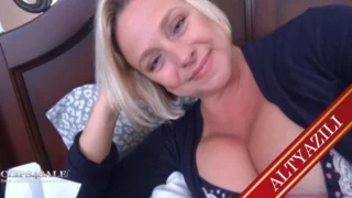 Serinlemek İçin Üvey Abisinin Koynuna Giren Kız Amını Üfleterek Ferahladı
